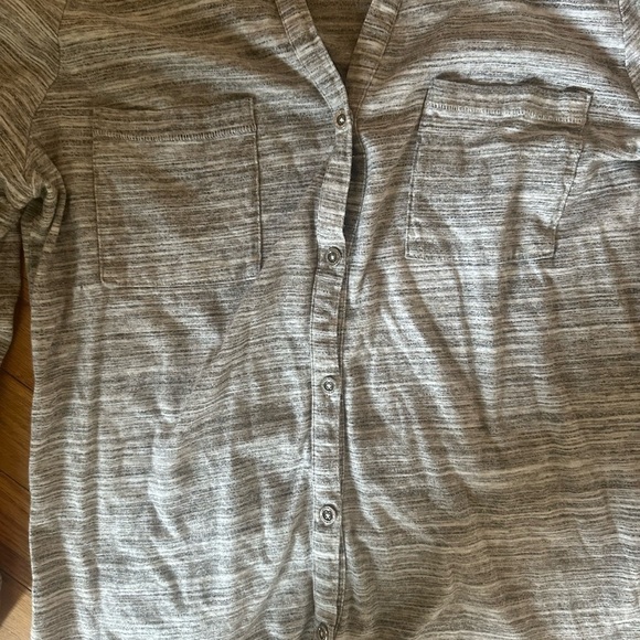 Liz Claiborne 1/2 Sleeve Cuffed Button Down Shirt w/Front Pockets - Picture 3 of 5